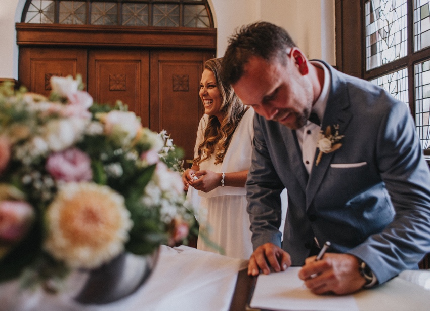 088_hochzeitsfotograf_standesamt_rathaus_recklinghausen_nrw_ruhrgebiet_corona_garten_hochzeit_vw_bulli_floral_optimal_marl_polizei_spalier_a-stone_photography