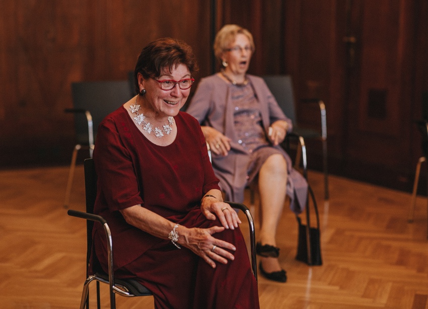 089_hochzeitsfotograf_standesamt_rathaus_recklinghausen_nrw_ruhrgebiet_corona_garten_hochzeit_vw_bulli_floral_optimal_marl_polizei_spalier_a-stone_photography