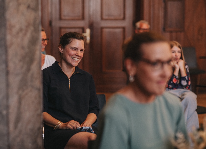 090_hochzeitsfotograf_standesamt_rathaus_recklinghausen_nrw_ruhrgebiet_corona_garten_hochzeit_vw_bulli_floral_optimal_marl_polizei_spalier_a-stone_photography