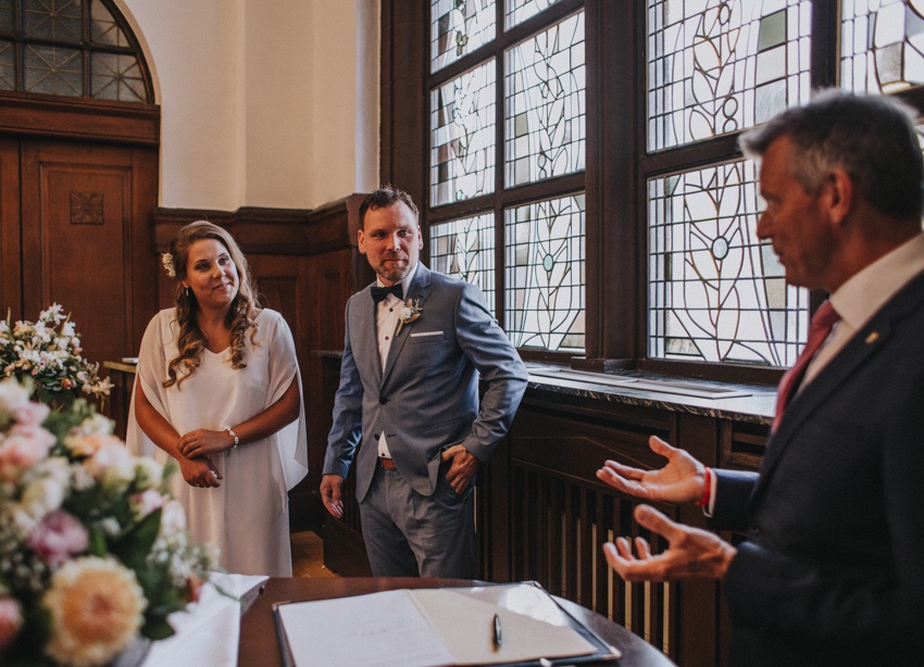 091_hochzeitsfotograf_standesamt_rathaus_recklinghausen_nrw_ruhrgebiet_corona_garten_hochzeit_vw_bulli_floral_optimal_marl_polizei_spalier_a-stone_photography