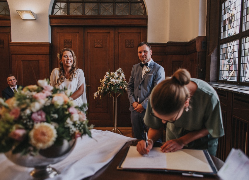 092_hochzeitsfotograf_standesamt_rathaus_recklinghausen_nrw_ruhrgebiet_corona_garten_hochzeit_vw_bulli_floral_optimal_marl_polizei_spalier_a-stone_photography
