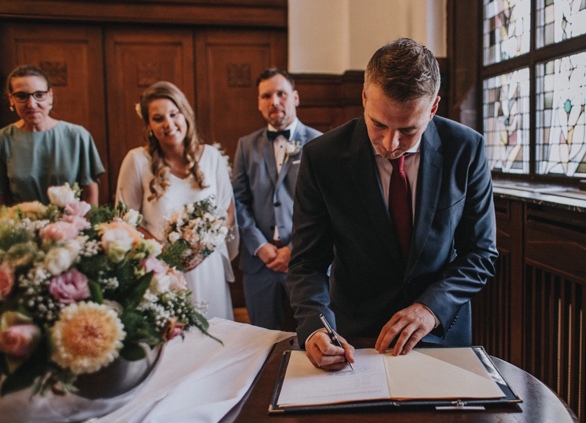 093_hochzeitsfotograf_standesamt_rathaus_recklinghausen_nrw_ruhrgebiet_corona_garten_hochzeit_vw_bulli_floral_optimal_marl_polizei_spalier_a-stone_photography