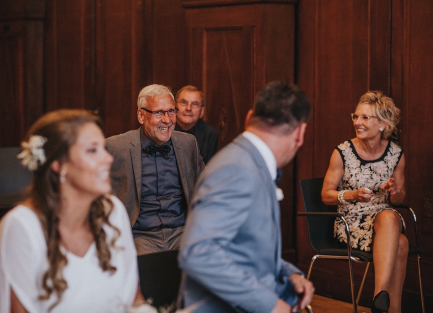 095_hochzeitsfotograf_standesamt_rathaus_recklinghausen_nrw_ruhrgebiet_corona_garten_hochzeit_vw_bulli_floral_optimal_marl_polizei_spalier_a-stone_photography