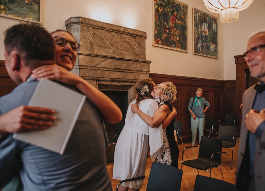 097_hochzeitsfotograf_standesamt_rathaus_recklinghausen_nrw_ruhrgebiet_corona_garten_hochzeit_vw_bulli_floral_optimal_marl_polizei_spalier_a-stone_photography