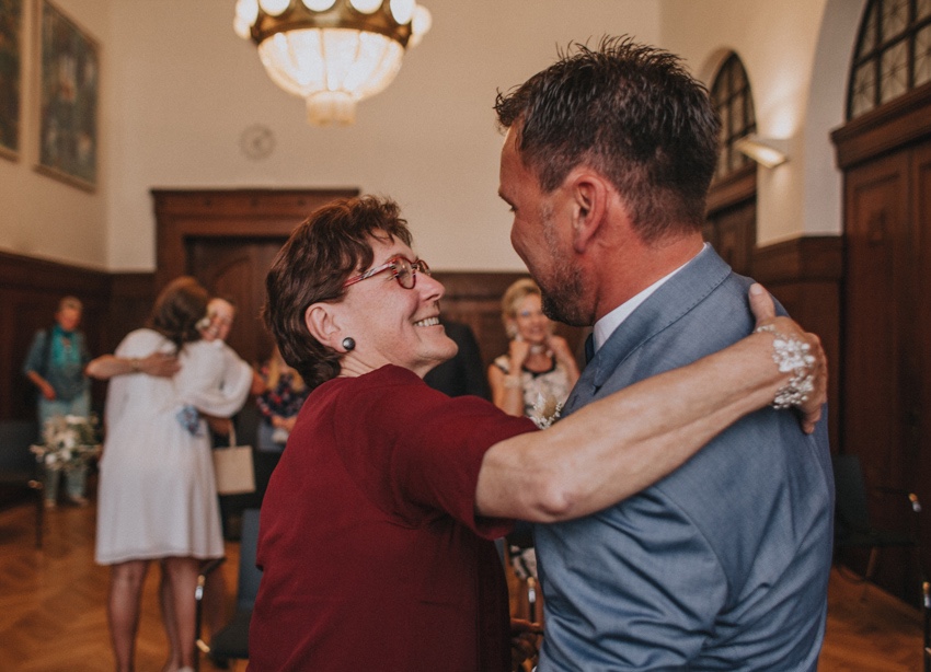 098_hochzeitsfotograf_standesamt_rathaus_recklinghausen_nrw_ruhrgebiet_corona_garten_hochzeit_vw_bulli_floral_optimal_marl_polizei_spalier_a-stone_photography