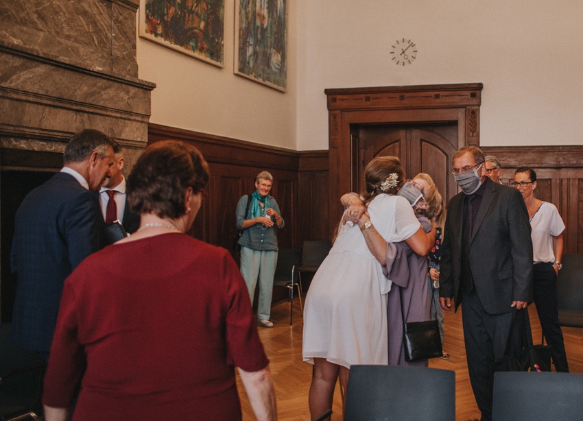 099_hochzeitsfotograf_standesamt_rathaus_recklinghausen_nrw_ruhrgebiet_corona_garten_hochzeit_vw_bulli_floral_optimal_marl_polizei_spalier_a-stone_photography