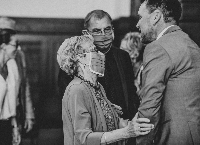 101_hochzeitsfotograf_standesamt_rathaus_recklinghausen_nrw_ruhrgebiet_corona_garten_hochzeit_vw_bulli_floral_optimal_marl_polizei_spalier_a-stone_photography