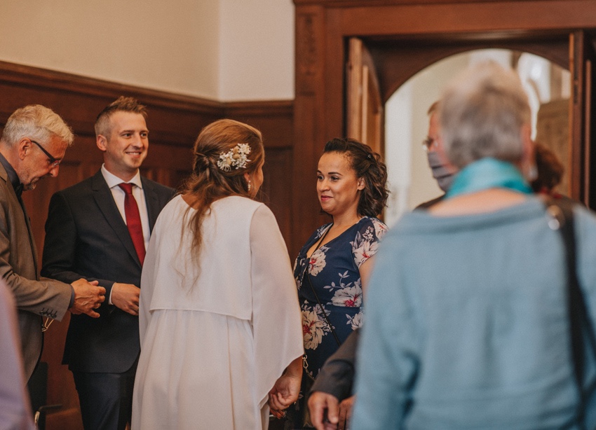 104_hochzeitsfotograf_standesamt_rathaus_recklinghausen_nrw_ruhrgebiet_corona_garten_hochzeit_vw_bulli_floral_optimal_marl_polizei_spalier_a-stone_photography