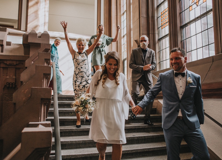 108_hochzeitsfotograf_standesamt_rathaus_recklinghausen_nrw_ruhrgebiet_corona_garten_hochzeit_vw_bulli_floral_optimal_marl_polizei_spalier_a-stone_photography