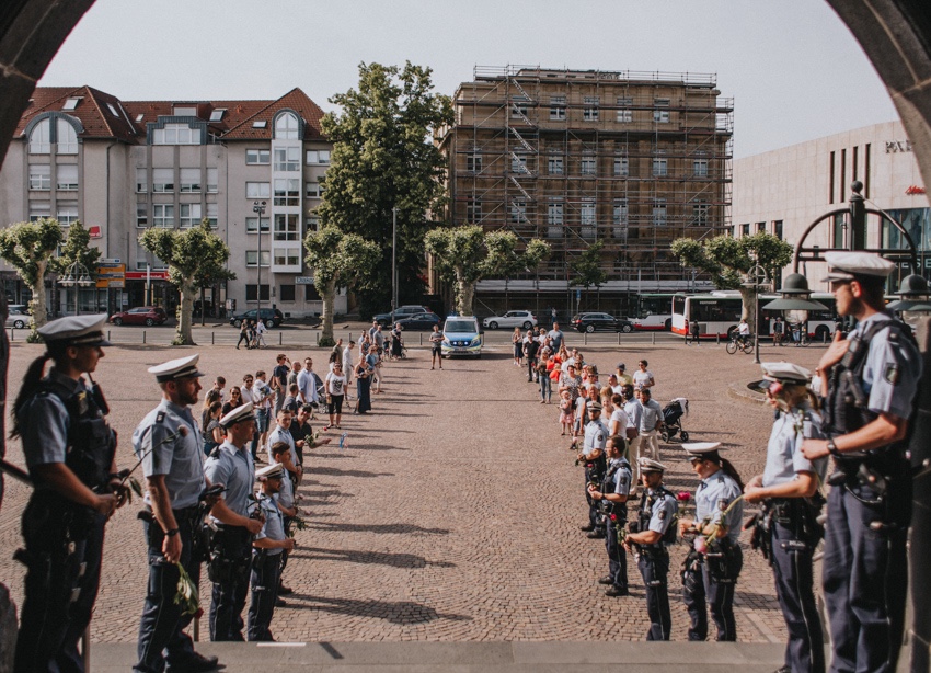 109_hochzeitsfotograf_standesamt_rathaus_recklinghausen_nrw_ruhrgebiet_corona_garten_hochzeit_vw_bulli_floral_optimal_marl_polizei_spalier_a-stone_photography