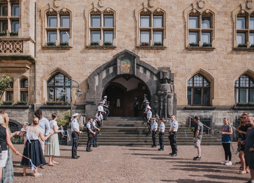110_hochzeitsfotograf_standesamt_rathaus_recklinghausen_nrw_ruhrgebiet_corona_garten_hochzeit_vw_bulli_floral_optimal_marl_polizei_spalier_a-stone_photography