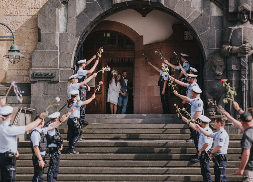 112_hochzeitsfotograf_standesamt_rathaus_recklinghausen_nrw_ruhrgebiet_corona_garten_hochzeit_vw_bulli_floral_optimal_marl_polizei_spalier_a-stone_photography