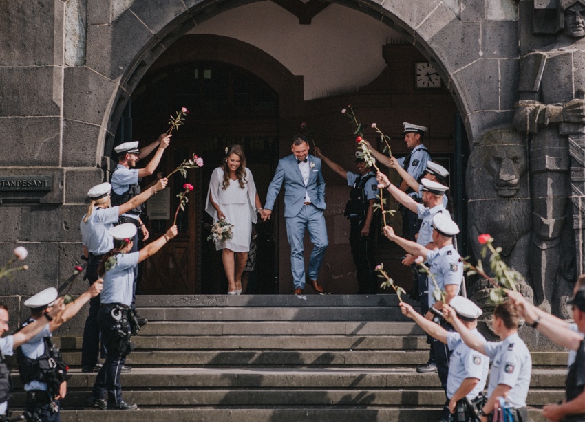 113_hochzeitsfotograf_standesamt_rathaus_recklinghausen_nrw_ruhrgebiet_corona_garten_hochzeit_vw_bulli_floral_optimal_marl_polizei_spalier_a-stone_photography