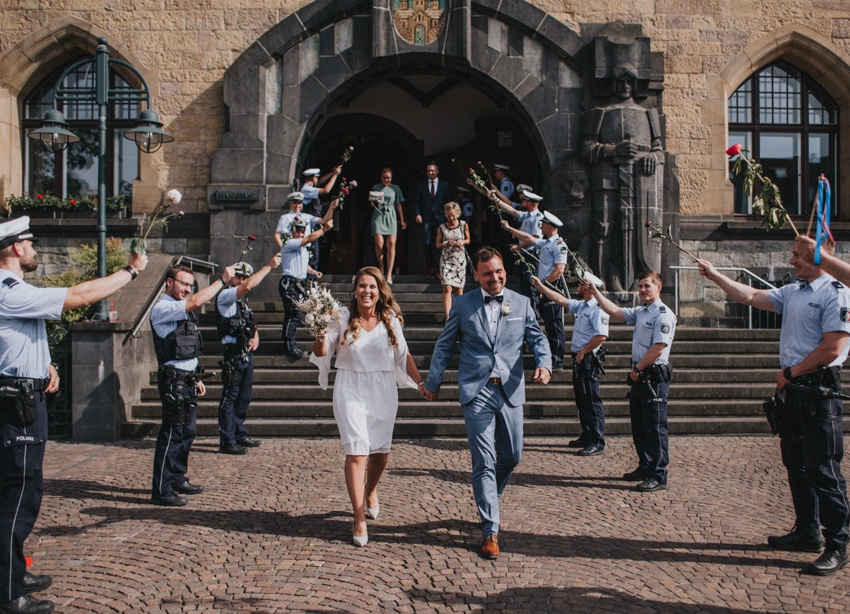 114_hochzeitsfotograf_standesamt_rathaus_recklinghausen_nrw_ruhrgebiet_corona_garten_hochzeit_vw_bulli_floral_optimal_marl_polizei_spalier_a-stone_photography