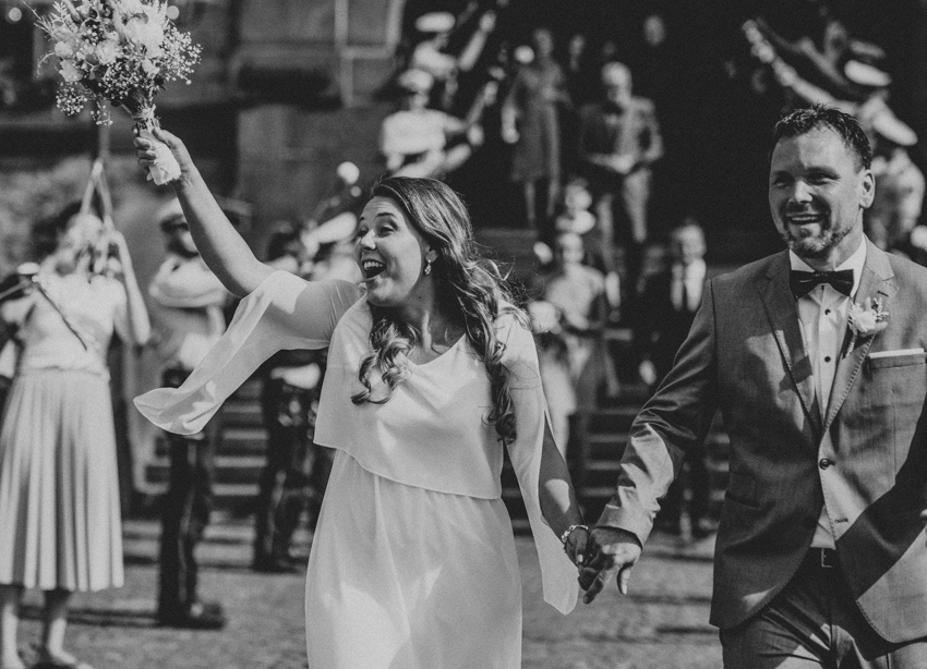 115_hochzeitsfotograf_standesamt_rathaus_recklinghausen_nrw_ruhrgebiet_corona_garten_hochzeit_vw_bulli_floral_optimal_marl_polizei_spalier_a-stone_photography