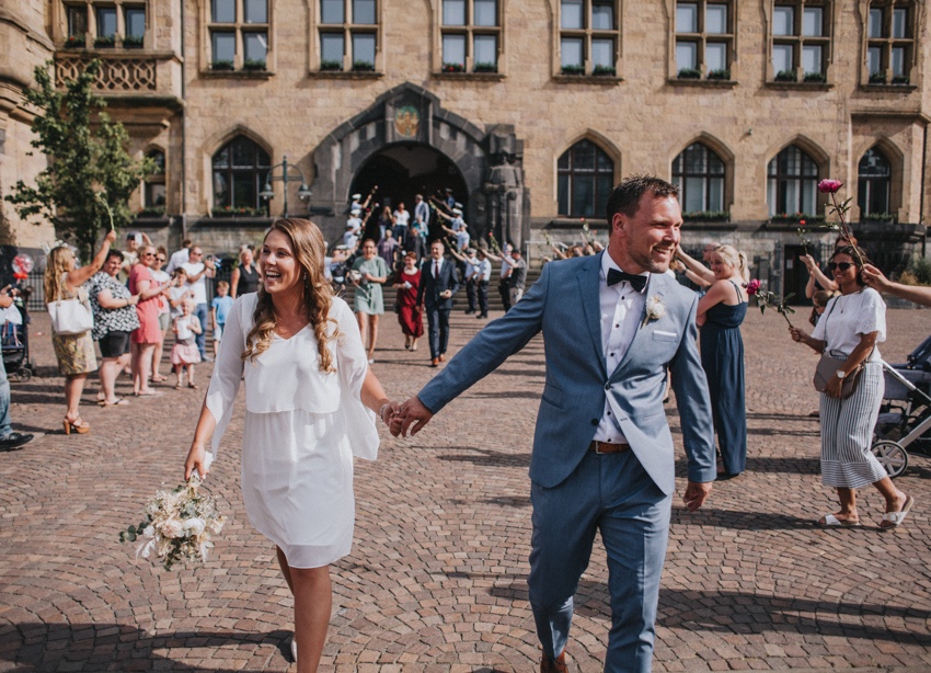 117_hochzeitsfotograf_standesamt_rathaus_recklinghausen_nrw_ruhrgebiet_corona_garten_hochzeit_vw_bulli_floral_optimal_marl_polizei_spalier_a-stone_photography