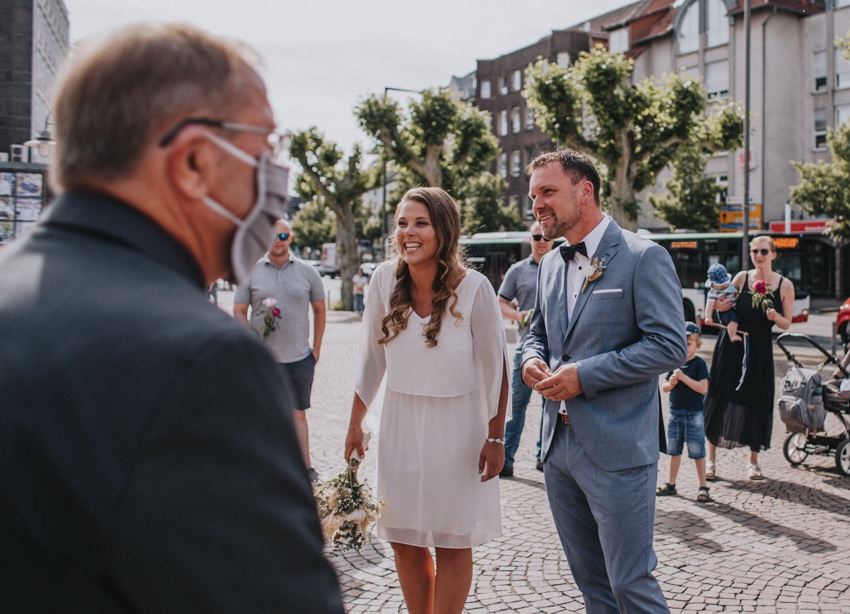 118_hochzeitsfotograf_standesamt_rathaus_recklinghausen_nrw_ruhrgebiet_corona_garten_hochzeit_vw_bulli_floral_optimal_marl_polizei_spalier_a-stone_photography