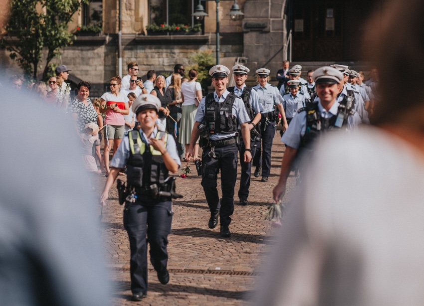 119_hochzeitsfotograf_standesamt_rathaus_recklinghausen_nrw_ruhrgebiet_corona_garten_hochzeit_vw_bulli_floral_optimal_marl_polizei_spalier_a-stone_photography