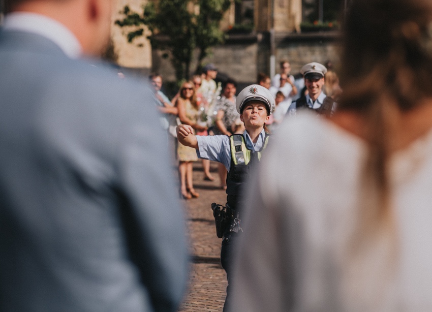 120_hochzeitsfotograf_standesamt_rathaus_recklinghausen_nrw_ruhrgebiet_corona_garten_hochzeit_vw_bulli_floral_optimal_marl_polizei_spalier_a-stone_photography