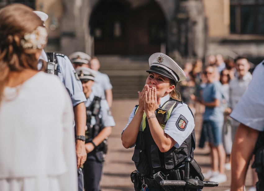 121_hochzeitsfotograf_standesamt_rathaus_recklinghausen_nrw_ruhrgebiet_corona_garten_hochzeit_vw_bulli_floral_optimal_marl_polizei_spalier_a-stone_photography
