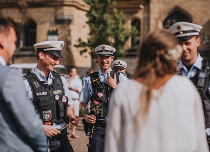 122_hochzeitsfotograf_standesamt_rathaus_recklinghausen_nrw_ruhrgebiet_corona_garten_hochzeit_vw_bulli_floral_optimal_marl_polizei_spalier_a-stone_photography