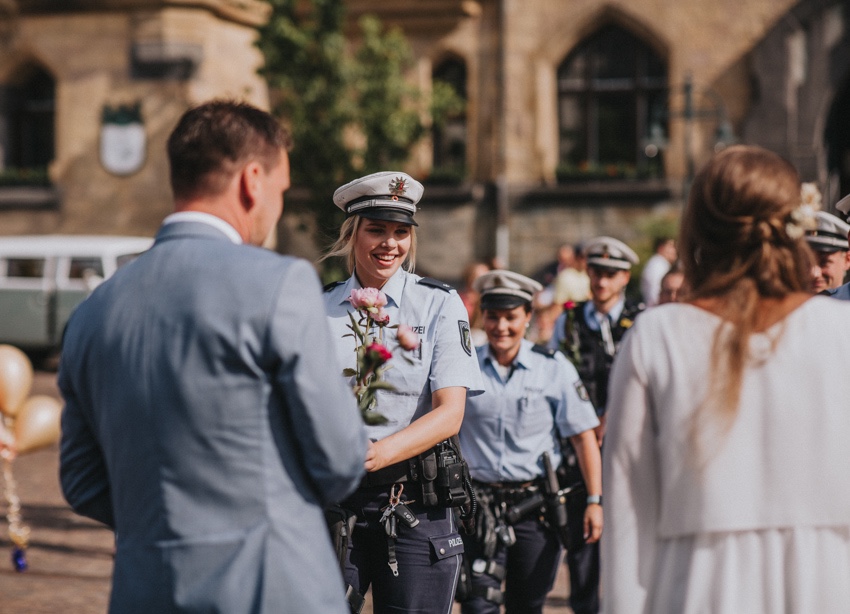 123_hochzeitsfotograf_standesamt_rathaus_recklinghausen_nrw_ruhrgebiet_corona_garten_hochzeit_vw_bulli_floral_optimal_marl_polizei_spalier_a-stone_photography