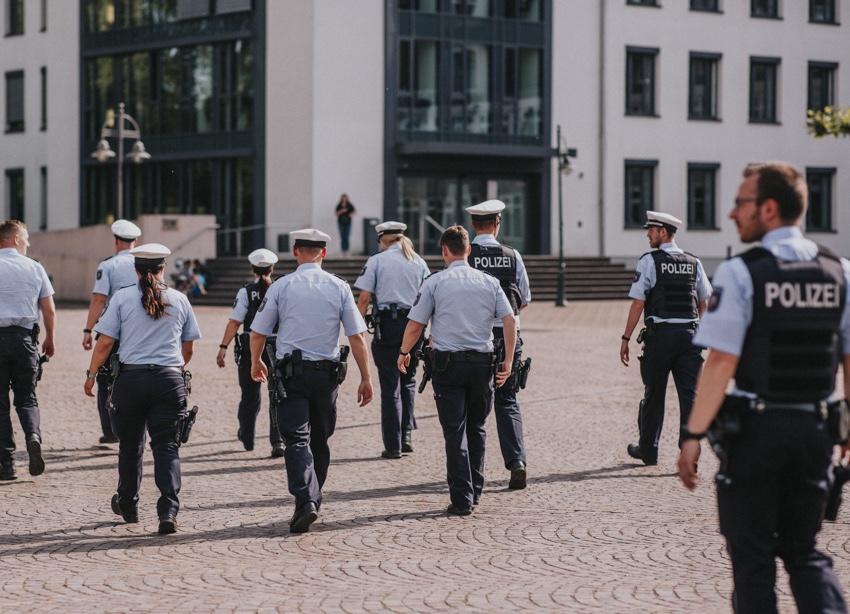 124_hochzeitsfotograf_standesamt_rathaus_recklinghausen_nrw_ruhrgebiet_corona_garten_hochzeit_vw_bulli_floral_optimal_marl_polizei_spalier_a-stone_photography