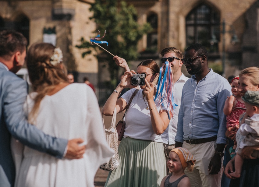 125_hochzeitsfotograf_standesamt_rathaus_recklinghausen_nrw_ruhrgebiet_corona_garten_hochzeit_vw_bulli_floral_optimal_marl_polizei_spalier_a-stone_photography