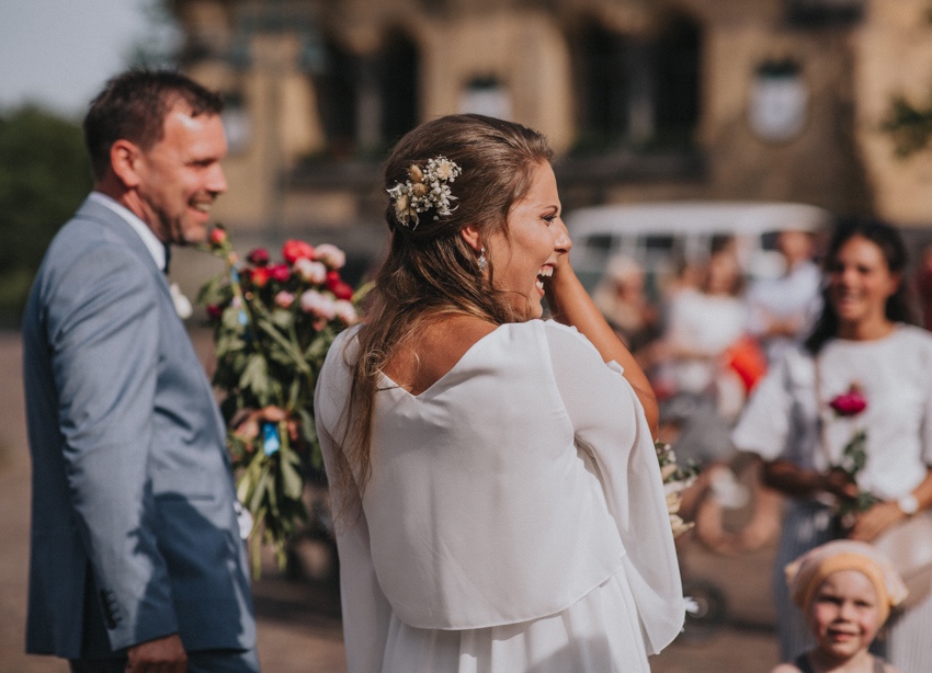 126_hochzeitsfotograf_standesamt_rathaus_recklinghausen_nrw_ruhrgebiet_corona_garten_hochzeit_vw_bulli_floral_optimal_marl_polizei_spalier_a-stone_photography