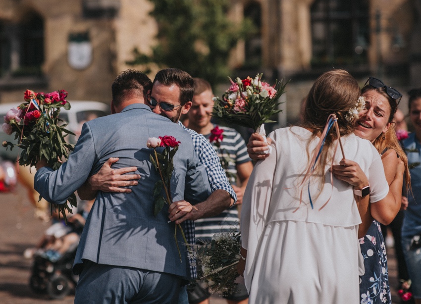 127_hochzeitsfotograf_standesamt_rathaus_recklinghausen_nrw_ruhrgebiet_corona_garten_hochzeit_vw_bulli_floral_optimal_marl_polizei_spalier_a-stone_photography
