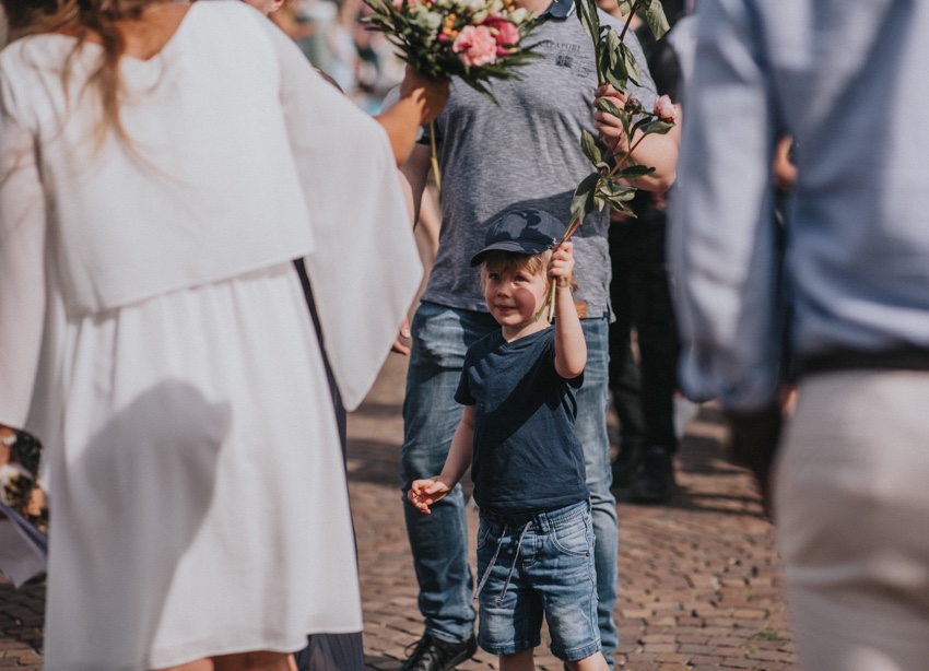 128_hochzeitsfotograf_standesamt_rathaus_recklinghausen_nrw_ruhrgebiet_corona_garten_hochzeit_vw_bulli_floral_optimal_marl_polizei_spalier_a-stone_photography