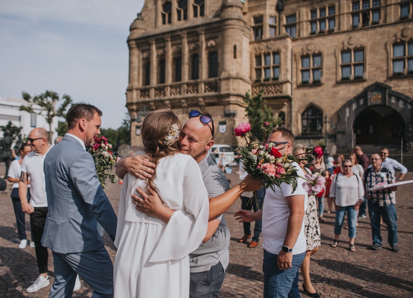 130_hochzeitsfotograf_standesamt_rathaus_recklinghausen_nrw_ruhrgebiet_corona_garten_hochzeit_vw_bulli_floral_optimal_marl_polizei_spalier_a-stone_photography