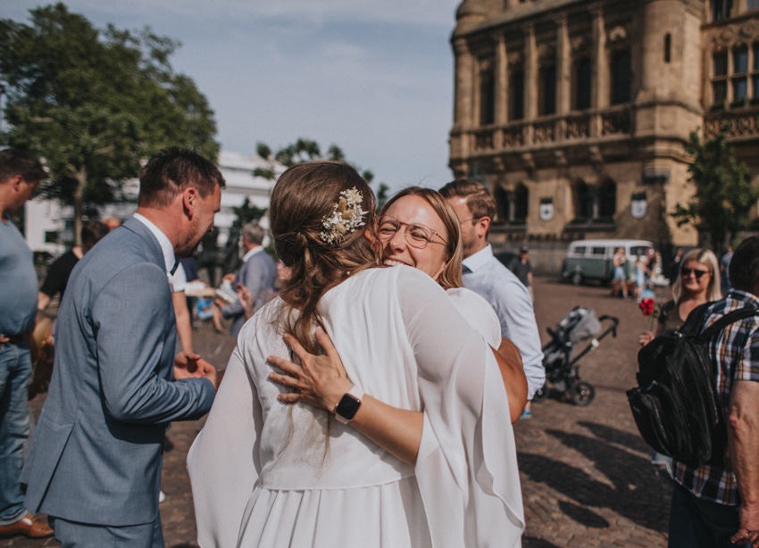 132_hochzeitsfotograf_standesamt_rathaus_recklinghausen_nrw_ruhrgebiet_corona_garten_hochzeit_vw_bulli_floral_optimal_marl_polizei_spalier_a-stone_photography