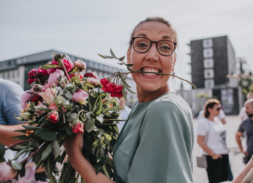 133_hochzeitsfotograf_standesamt_rathaus_recklinghausen_nrw_ruhrgebiet_corona_garten_hochzeit_vw_bulli_floral_optimal_marl_polizei_spalier_a-stone_photography