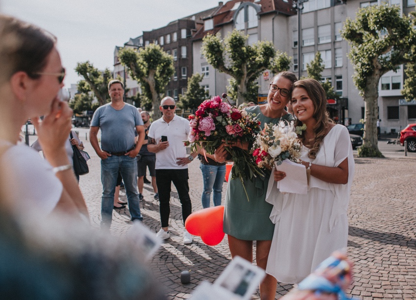 134_hochzeitsfotograf_standesamt_rathaus_recklinghausen_nrw_ruhrgebiet_corona_garten_hochzeit_vw_bulli_floral_optimal_marl_polizei_spalier_a-stone_photography
