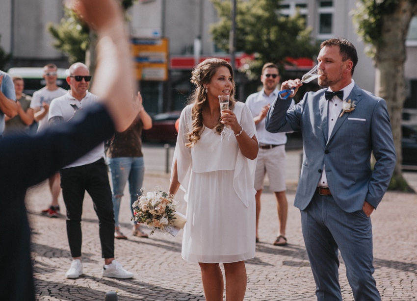 135_hochzeitsfotograf_standesamt_rathaus_recklinghausen_nrw_ruhrgebiet_corona_garten_hochzeit_vw_bulli_floral_optimal_marl_polizei_spalier_a-stone_photography