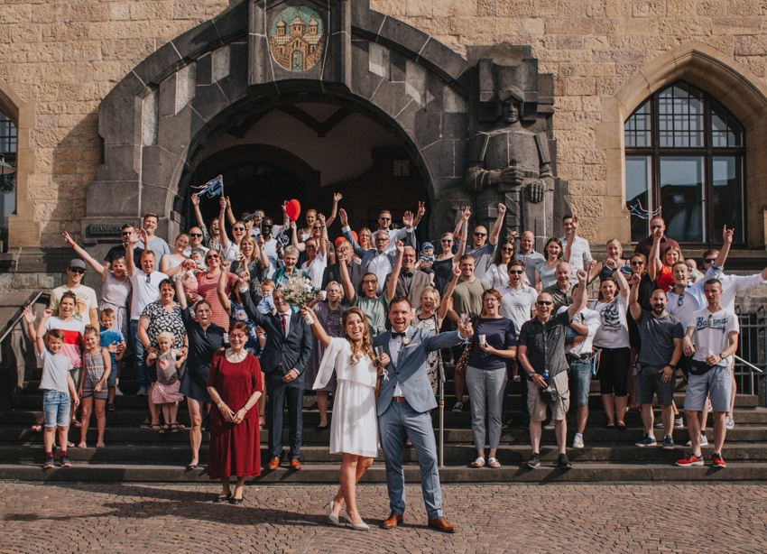 137_hochzeitsfotograf_standesamt_rathaus_recklinghausen_nrw_ruhrgebiet_corona_garten_hochzeit_vw_bulli_floral_optimal_marl_polizei_spalier_a-stone_photography