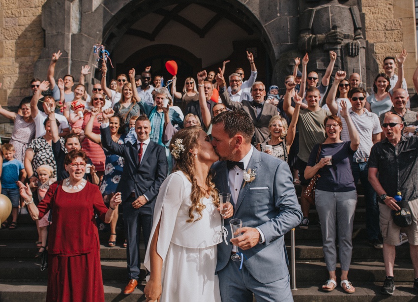 138_hochzeitsfotograf_standesamt_rathaus_recklinghausen_nrw_ruhrgebiet_corona_garten_hochzeit_vw_bulli_floral_optimal_marl_polizei_spalier_a-stone_photography