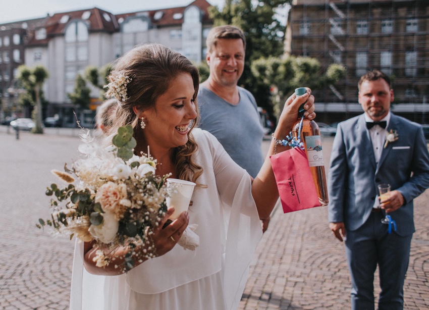 139_hochzeitsfotograf_standesamt_rathaus_recklinghausen_nrw_ruhrgebiet_corona_garten_hochzeit_vw_bulli_floral_optimal_marl_polizei_spalier_a-stone_photography
