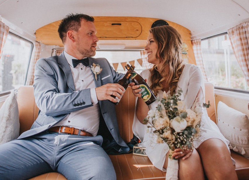 141_hochzeitsfotograf_standesamt_rathaus_recklinghausen_nrw_ruhrgebiet_corona_garten_hochzeit_vw_bulli_floral_optimal_marl_polizei_spalier_a-stone_photography