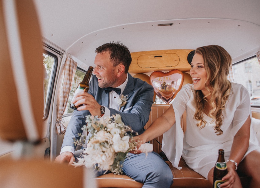 143_hochzeitsfotograf_standesamt_rathaus_recklinghausen_nrw_ruhrgebiet_corona_garten_hochzeit_vw_bulli_floral_optimal_marl_polizei_spalier_a-stone_photography