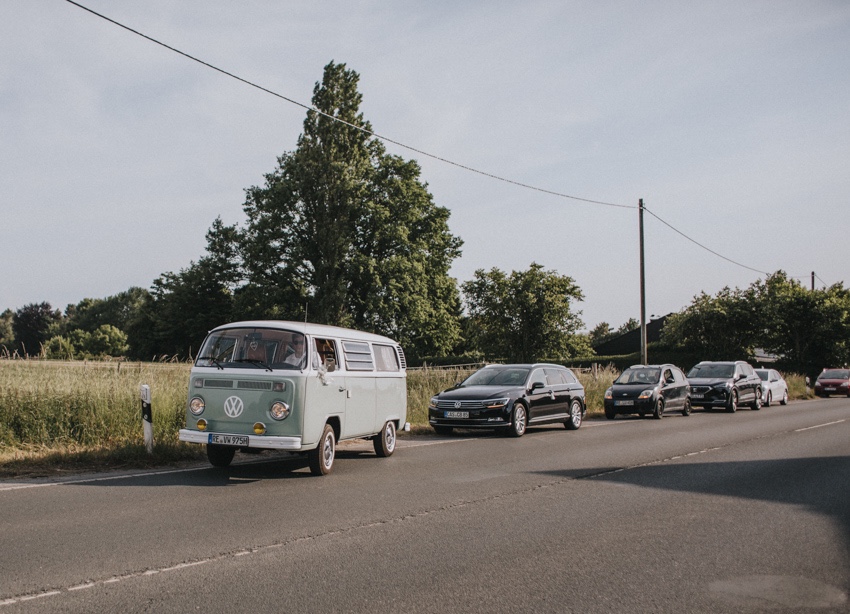 145_hochzeitsfotograf_standesamt_rathaus_recklinghausen_nrw_ruhrgebiet_corona_garten_hochzeit_vw_bulli_floral_optimal_marl_polizei_spalier_a-stone_photography